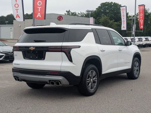 Used 2025 Chevrolet Traverse LT FWD image 3
