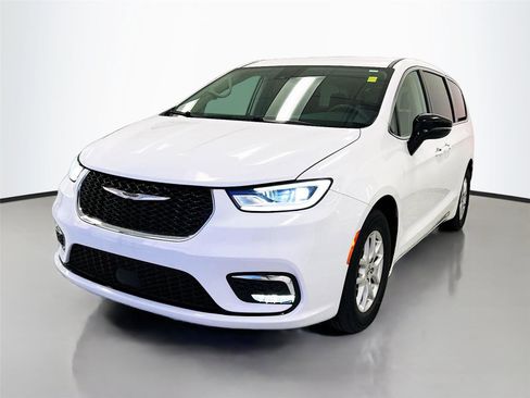 Used 2024 Chrysler Pacifica Touring-L image 3