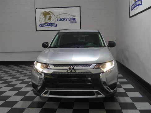Used 2020 Mitsubishi Outlander SE image 2