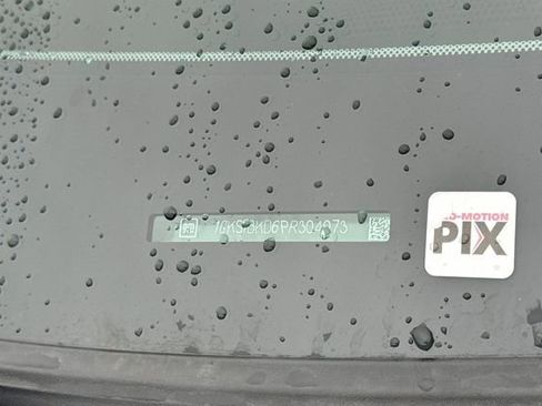 Used 2023 GMC Yukon SLT w/ SLT Luxury Package image 9