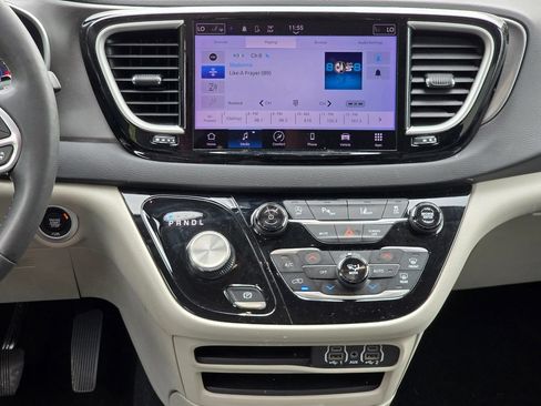 Used 2024 Chrysler Pacifica Touring-L FWD image 18