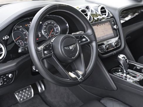 Used 2018 Bentley Bentayga image 21