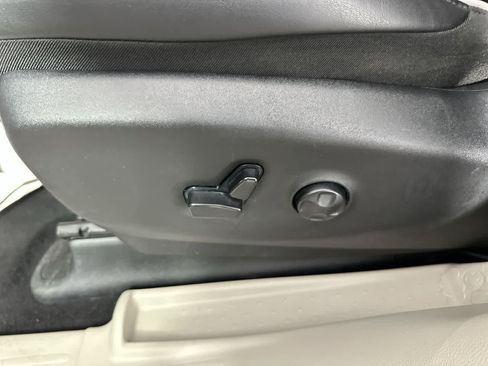 Used 2023 Chrysler Pacifica Limited FWD image 12