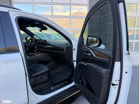 Used 2023 Cadillac Escalade ESV Sport Platinum w/ LPO, Floor Liner Package AWD/4WD image 17