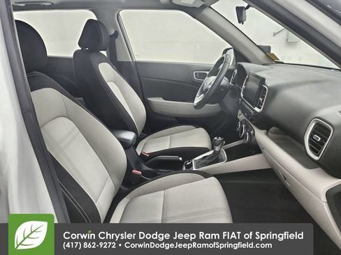 Used 2025 Hyundai Venue SEL FWD image 31