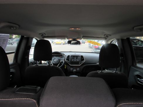 Used 2018 Jeep Cherokee Latitude FWD image 8