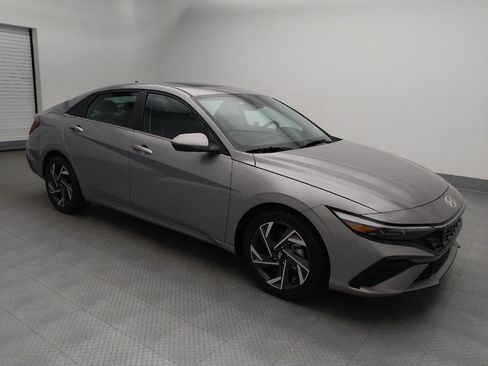 Used 2025 Hyundai Elantra Limited FWD image 11
