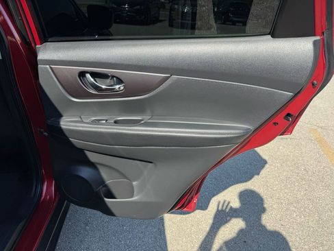 Used 2016 Nissan Rogue SV image 26