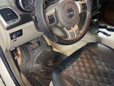 Used 2011 Jeep Grand Cherokee Laredo AWD/4WD image 17