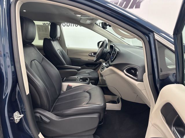 Used 2023 Chrysler Pacifica Touring-L FWD image 30