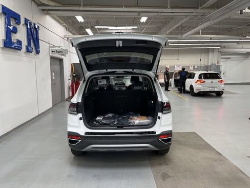 New 2026 Volkswagen Taos SE image 11