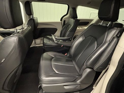 Used 2024 Chrysler Pacifica Select image 12