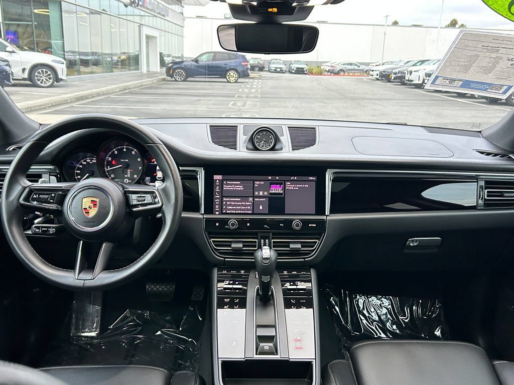 Used 2025 Porsche Macan AWD/4WD image 33
