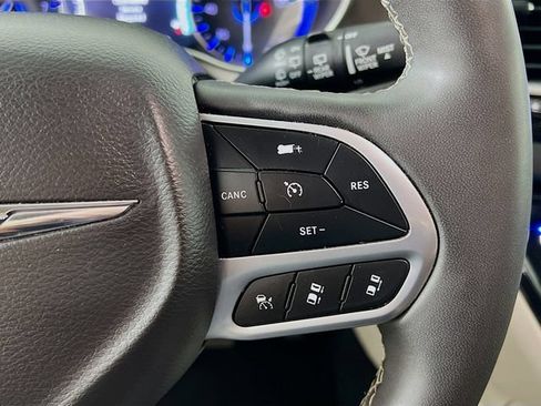 Used 2024 Chrysler Pacifica Touring-L FWD image 32