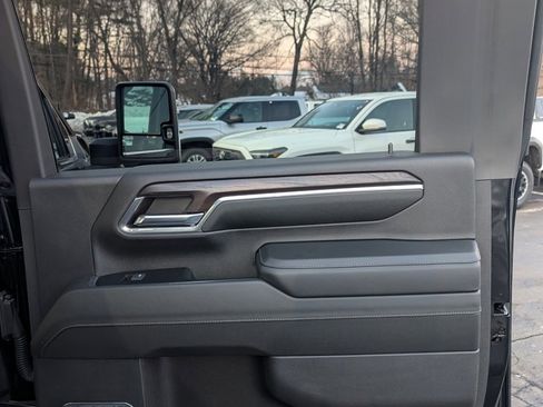 Used 2024 GMC Sierra 2500 SLT w/ SLT Premium Package image 16