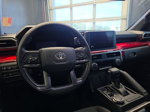 Used 2025 Toyota Tacoma SR5 AWD/4WD image 18