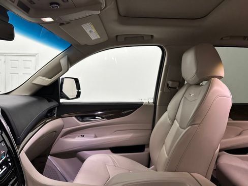 Used 2019 Cadillac Escalade Luxury AWD/4WD image 34