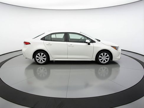 Used 2025 Toyota Corolla LE FWD image 11