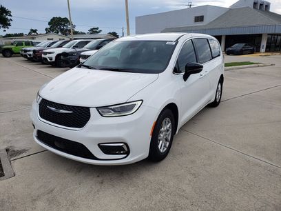 New 2026 Chrysler Pacifica Select