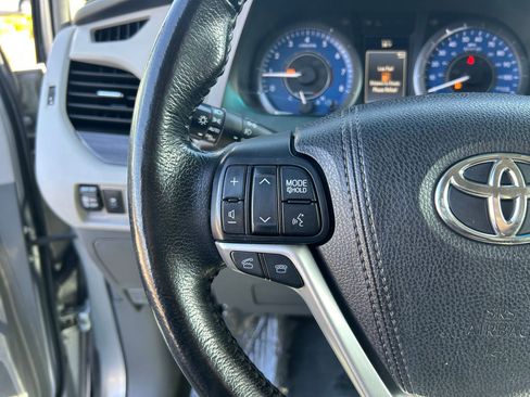 Used 2016 Toyota Sienna XLE FWD image 15