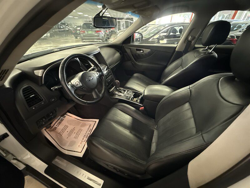 Used 2017 INFINITI QX70 AWD w/ Premium Package image 16