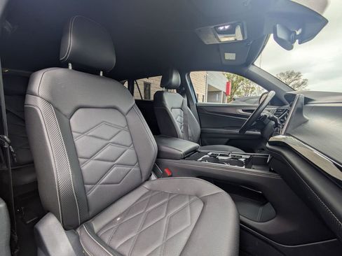 Used 2025 Volkswagen Atlas Cross Sport SE image 29