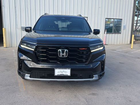 Used 2025 Honda Pilot TrailSport image 2
