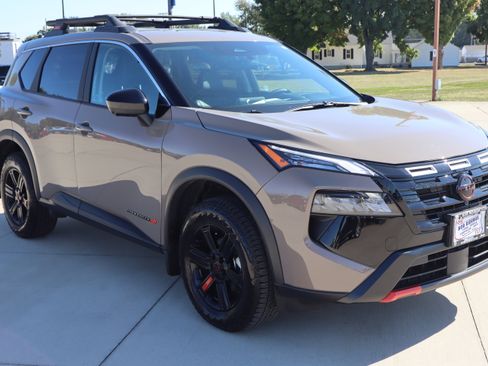 Used 2025 Nissan Rogue SV image 4