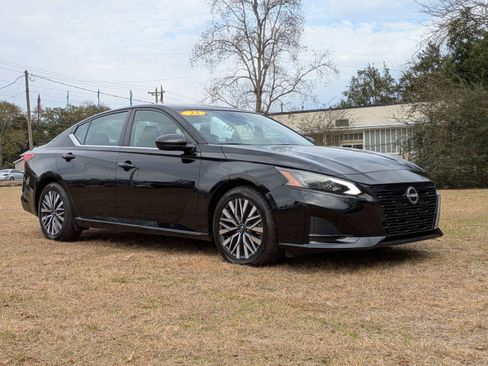 Used 2023 Nissan Altima 2.5 SV FWD image 2