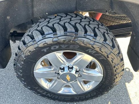 Used 2022 Chevrolet Silverado 2500 LTZ w/ LTZ Convenience Package image 12