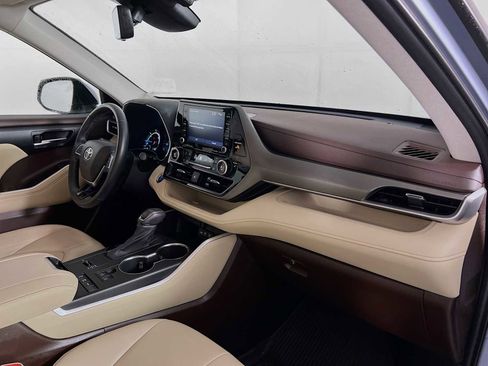 Used 2021 Toyota Highlander XLE image 31