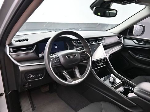 Used 2024 Jeep Grand Cherokee Laredo AWD/4WD image 18