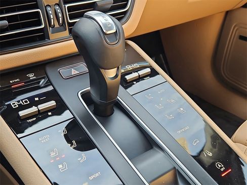 Certified 2025 Porsche Macan image 33