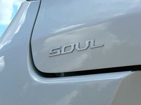Used 2025 Kia Soul LX w/ LX Technology Package FWD image 15