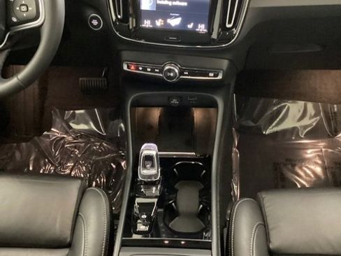 Used 2022 Volvo XC40 T5 Inscription w/ Climate Package image 22