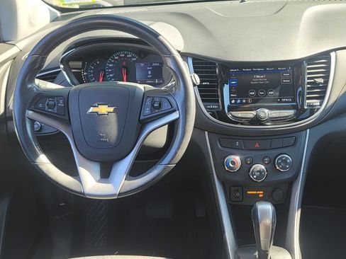 Used 2020 Chevrolet Trax LT w/ LT Convenience Package FWD image 17