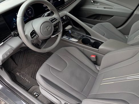 Used 2025 Hyundai Elantra SEL image 13