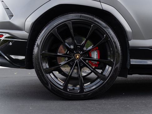 Used 2022 Lamborghini Urus image 16