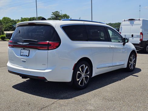 New 2026 Chrysler Pacifica Pinnacle w/ Trailer Tow Group AWD/4WD image 9