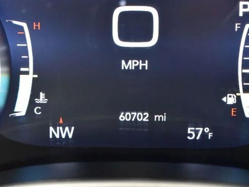 Used 2023 Chrysler Pacifica Touring-L FWD image 28