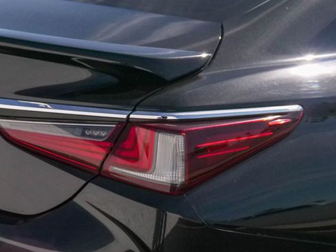 Used 2019 Lexus ES 300h w/ Accessory Package 2 image 10