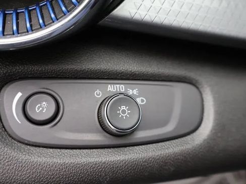 Used 2025 Chevrolet Trax LT FWD image 22