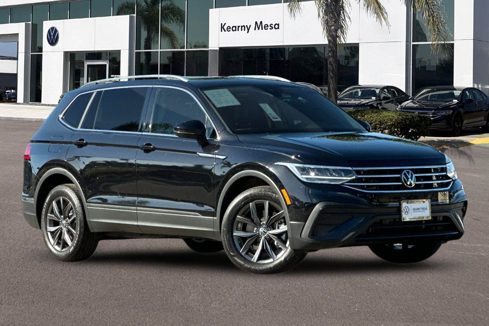 Used 2023 Volkswagen Tiguan SE w/ Panoramic Sunroof Package FWD image 2