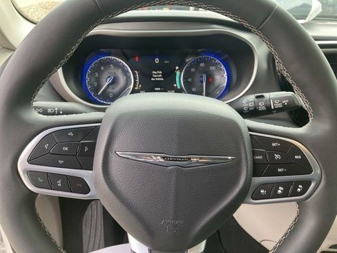 Used 2024 Chrysler Pacifica Touring-L FWD image 12