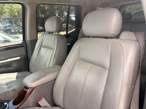 Used 2006 GMC Envoy XL SLT w/ SLT Preferred Equipment Group AWD/4WD image 2