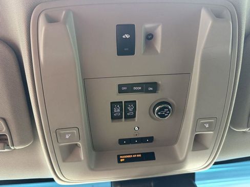 Used 2018 Chevrolet Suburban Premier AWD/4WD image 22