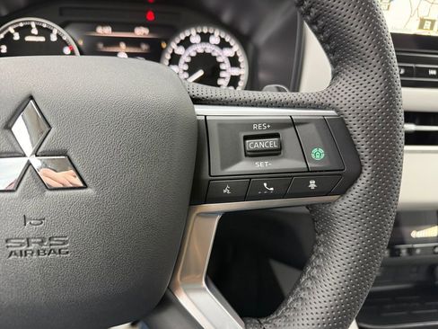 New 2025 Mitsubishi Outlander SE image 34