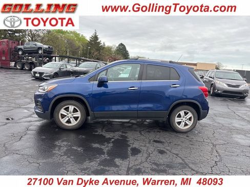 Used 2017 Chevrolet Trax LT w/ LT Convenience Package FWD image 1