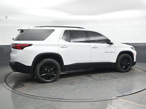 Used 2023 Chevrolet Traverse LT image 3