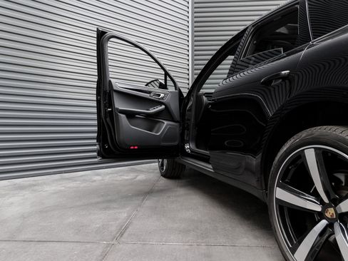 Used 2023 Porsche Macan image 13